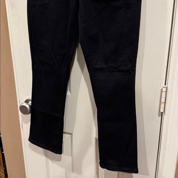 NWT- LOFT “Curvy Kick Crop” Black Jeans.
Sz 8 - Picture 4 of 12